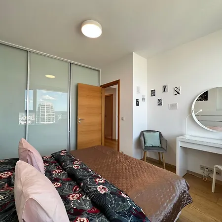 View From 27th Floor, Free Parking, Keyless Apartment